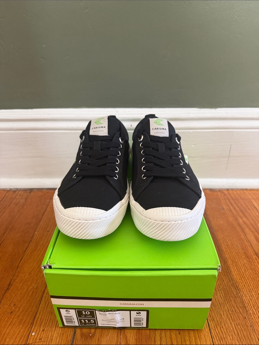 Cariuma Men's Black Canvas Low-Top Sneakers with White Sole